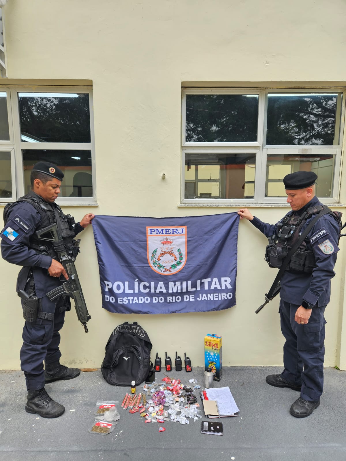PMs da UPP Rocinha prendem dois traficantes com drogas em São Conrado